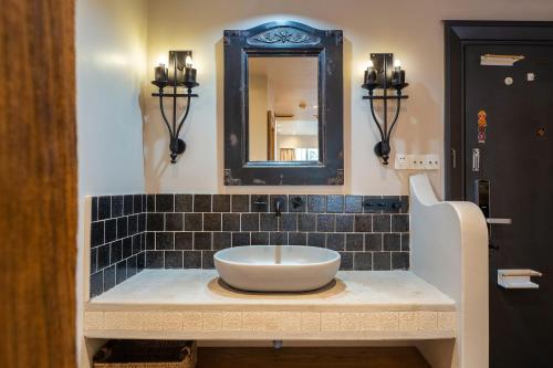 a bathroom with a sink on a counter with a mirror at Guyu B&B in Chongqing