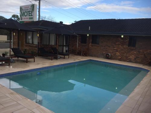 Bazén v ubytování Logan City Motor Inn nebo v jeho okolí