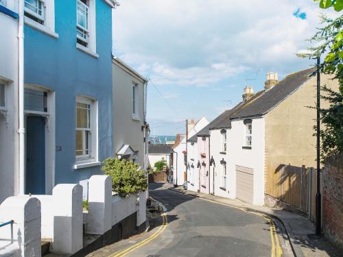 a street of white and blue houses at The Old Cowshed in Porchfield