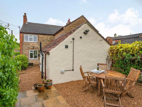 an exterior view of a house with a table and chairs at Stonegarth in Snitterby