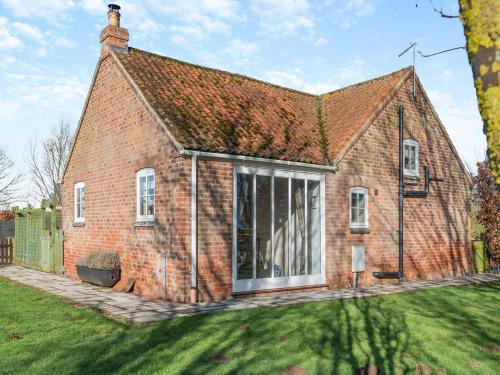 a large brick house with a roof at One Chainbridge Barns in Skegness