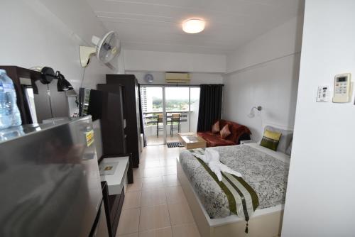 a small room with a bed and a living room at Rayong Condochain 325 in Ban Pak Khlong Phe