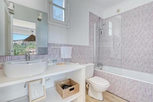 ein Badezimmer mit Waschbecken, Toilette und Spiegel in der Unterkunft Hôtel Paradis in Bormes-les-Mimosas