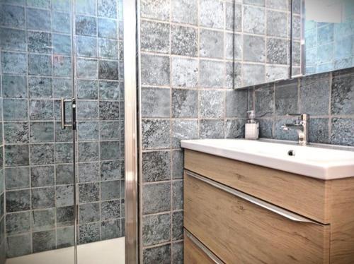 a bathroom with a sink and a shower at Chambres d'hôtes Sauvian in Sauvian