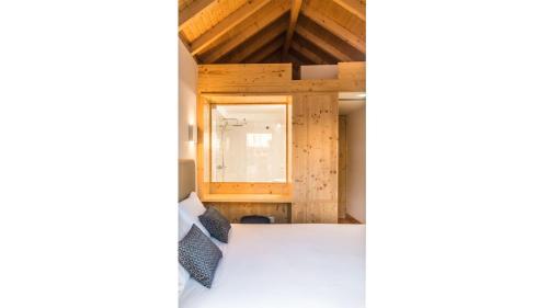 a room with a bed and a window at Ribeiredge Guest House in Porto