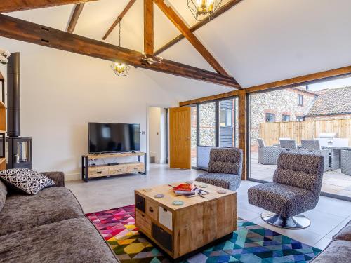a living room with a couch and a coffee table at Skylark Barn-Uk31354 in Swaffham