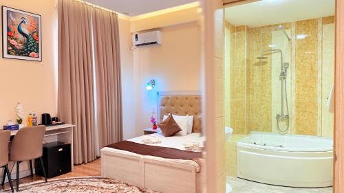 ein Schlafzimmer mit Bett, Dusche und Badewanne in der Unterkunft AKS Hotel in Taschkent