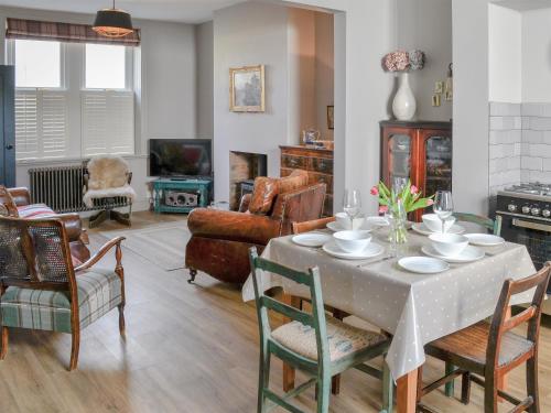 a living room with a table and chairs at Dick 'N' Liddy's in Gargrave