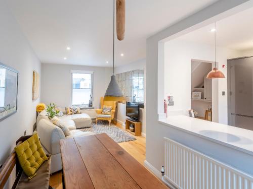 a living room with a couch and a table at Strugglers Retreat - Uk32878 in Lincoln