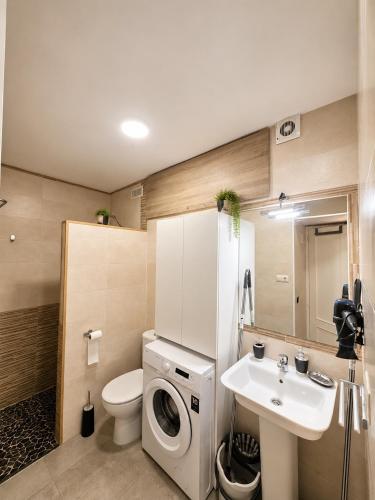 a bathroom with a washing machine and a sink at Casa rody in Benalmádena
