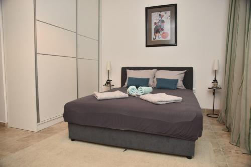 a bedroom with a bed with two towels on it at Studio u srcu Banja Koviljaca in Banja Koviljača