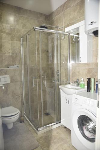 a bathroom with a shower and a toilet and a sink at Studio u srcu Banja Koviljaca in Banja Koviljača
