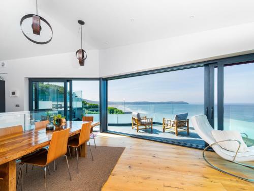 a dining room with a view of the ocean at Cyan in Mortehoe