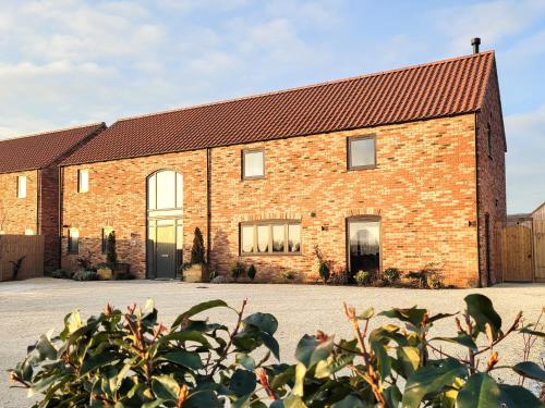 an old brick building with a courtyard at The Pines - Ukc4615 in Dunholme