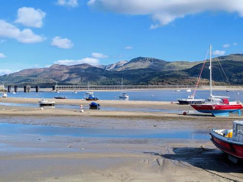a group of boats sitting on the shore of a beach at Yr Efail - Hw7387 in Llanymawddwy
