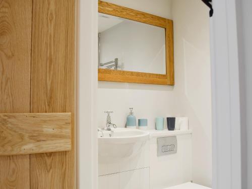 a bathroom with a sink and a mirror at Prospect Cottage in Kettlewell