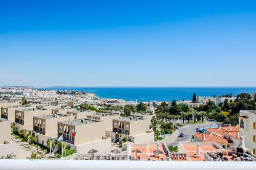 Top floor Inspiring view pool beach nearby