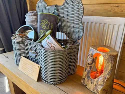 a bunch of baskets sitting on a table at Lakeview Lodge- Uk40692 in Crowhurst