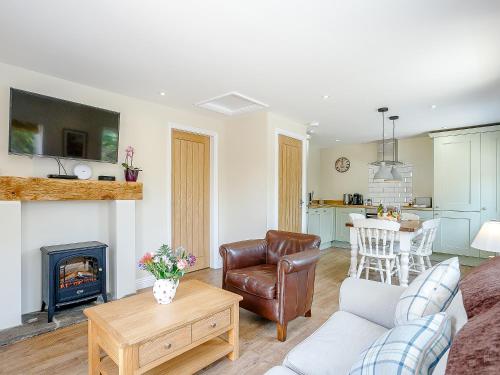 a living room with a couch and a fireplace at Wits End Cottage in Martin