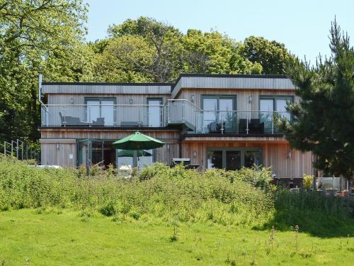 a house with a green umbrella in front of it at Henry-Oscar House in Winchelsea