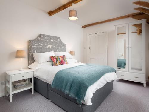 a bedroom with a large bed with a blue blanket at Fort View - Uk32692 in Horton