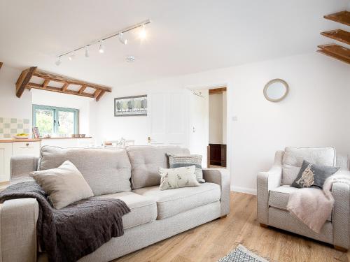 a living room with a couch and two chairs at Fort View - Uk32692 in Horton