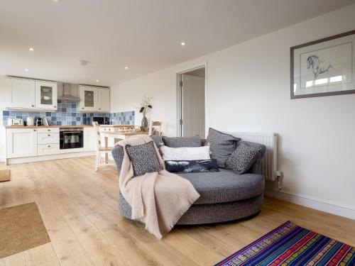 a living room with a couch and a kitchen at Barn End - Uk32694 in Horton