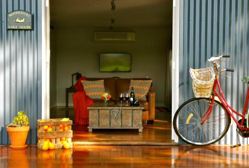 ein Fahrrad geparkt in einem Wohnzimmer mit Sofa in der Unterkunft Moodemere Lake House in Rutherglen