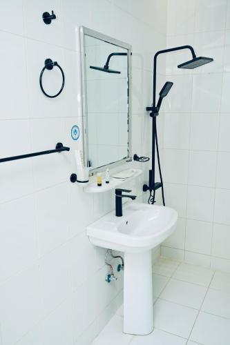 a white bathroom with a sink and a mirror at روعة نجد القدس in Riyadh