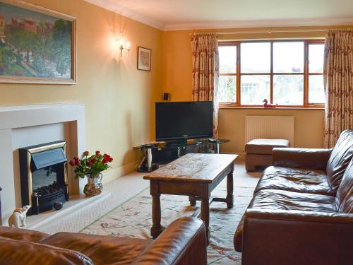 a living room with a couch and a fireplace at The Palm in Seasalter