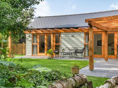 a home with a pergola and a patio at North Farm Lodges in East Mersea