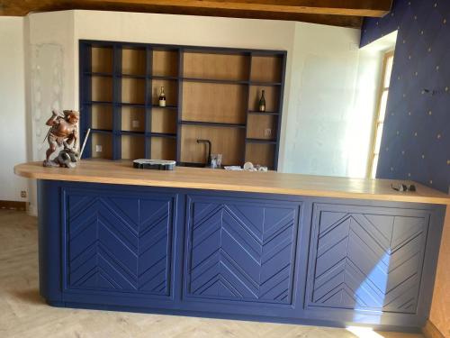 a blue counter in a room with a shelf at Le Château d'Aiguèze in Aiguèze