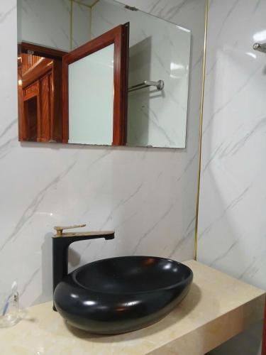 a black sink sitting on a counter in a bathroom at Sapa Rock Hill Homestay in Tả Van