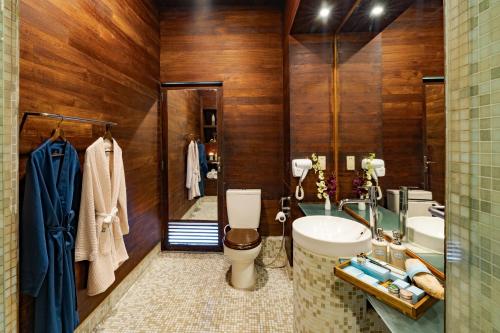 a bathroom with a toilet and a sink and a tub at Le Dupleix in Pondicherry