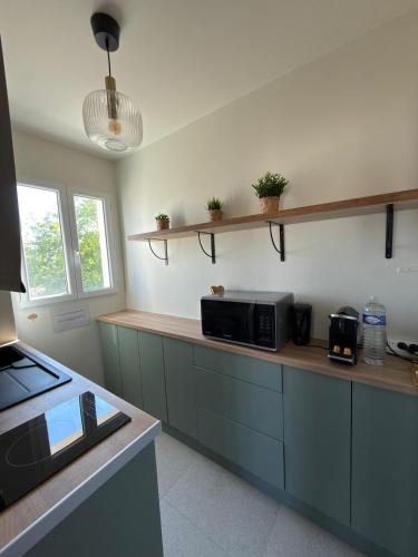 Studio flat in Les Arceaux with separate kitchen, bright, quiet, trendy, central