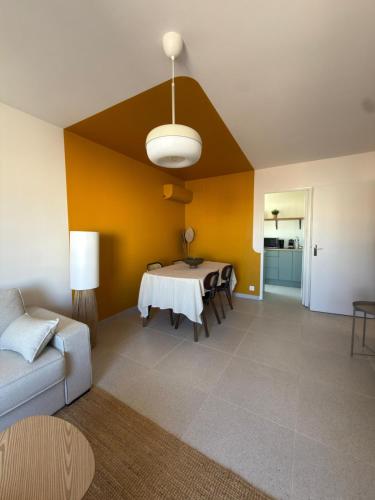 Studio flat in Les Arceaux with separate kitchen, bright, quiet, trendy, central