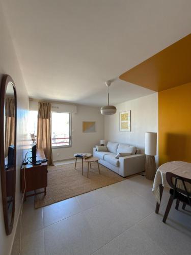 Studio flat in Les Arceaux with separate kitchen, bright, quiet, trendy, central