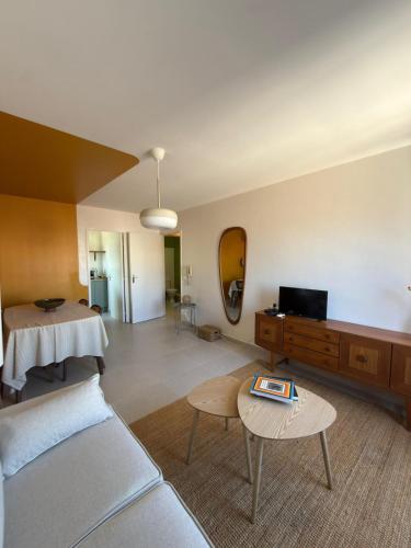 Studio flat in Les Arceaux with separate kitchen, bright, quiet, trendy, central