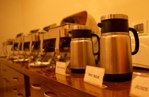 Tetera y cafetera en Hotel Rivera Palace
