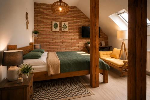 ein Schlafzimmer mit einem Bett und einer Ziegelwand in der Unterkunft Casa Burina A Quiet Boho House in Liptovský Mikuláš