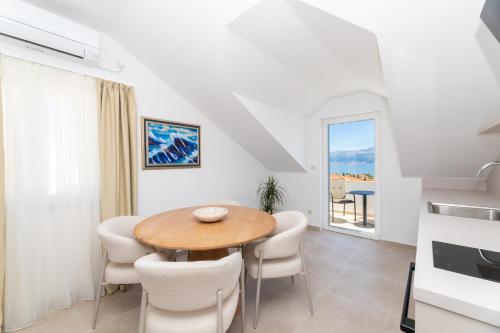 APARTMENTS JELENA 1,2,3,4 & 5 SUPETAR - free parking