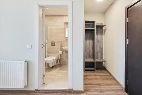 a bathroom with a toilet and a sink at Terminal Park in Bischofsheim