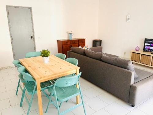 Spacious and sunny beach apartament