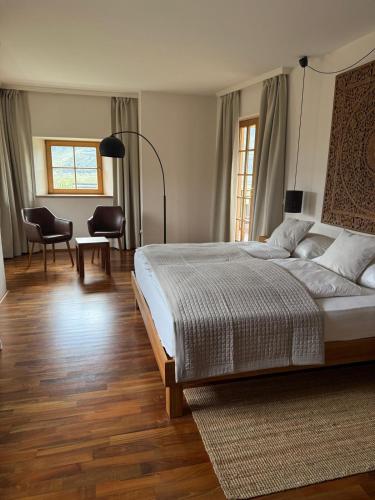 a bedroom with a bed and a desk and a chair at Milla - Exklusives Wohnen im Grünen in Cortaccia