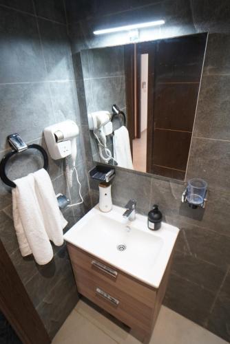 a bathroom with a sink and a mirror at Chic Moderne avec Touche Marocaine in Kenitra