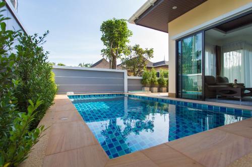 une piscine dans le jardin d'une maison dans l'établissement PB Pool Villa, à Ao Nang Beach