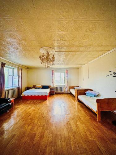 En eller flere senge i et værelse på Murun Guest House