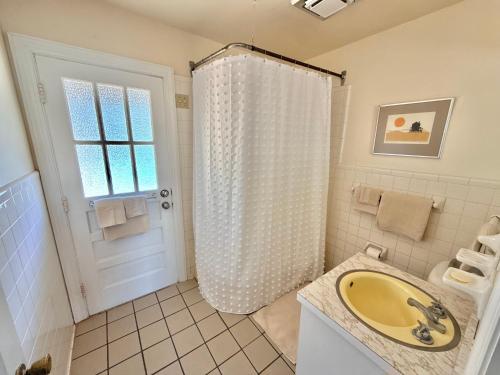 a bathroom with a sink and a shower at Ma Margarets House Bed and Breakfast in Reedville