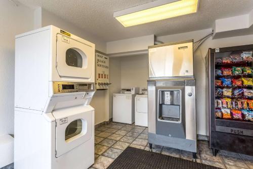 Kitchen o kitchenette sa Motel 6-Albuquerque, NM - South - Airport