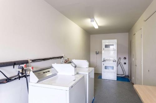 a laundry room with a washer and dryer at Motel 6 Albuquerque Northeast in Albuquerque